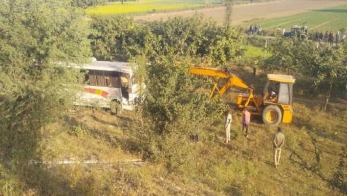 Six including child killed Road accident in UP Firozabad Six including child killed Road accident in UP Firozabad