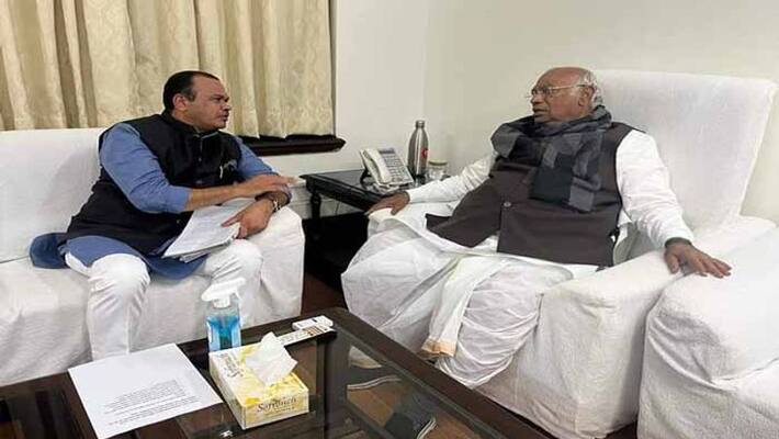 Bhuvanagiri MP Komatireddy Venkat reddy meets AICC Chief mallikarjun kharge, in New Delhi Bhuvanagiri MP Komatireddy Venkat reddy meets AICC Chief mallikarjun kharge, in New Delhi