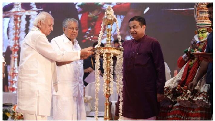 Pinarayi Vijayan said that there is no dispute between the Center and the state regarding the development of national highways Pinarayi Vijayan said that there is no dispute between the Center and the state regarding the development of national highways