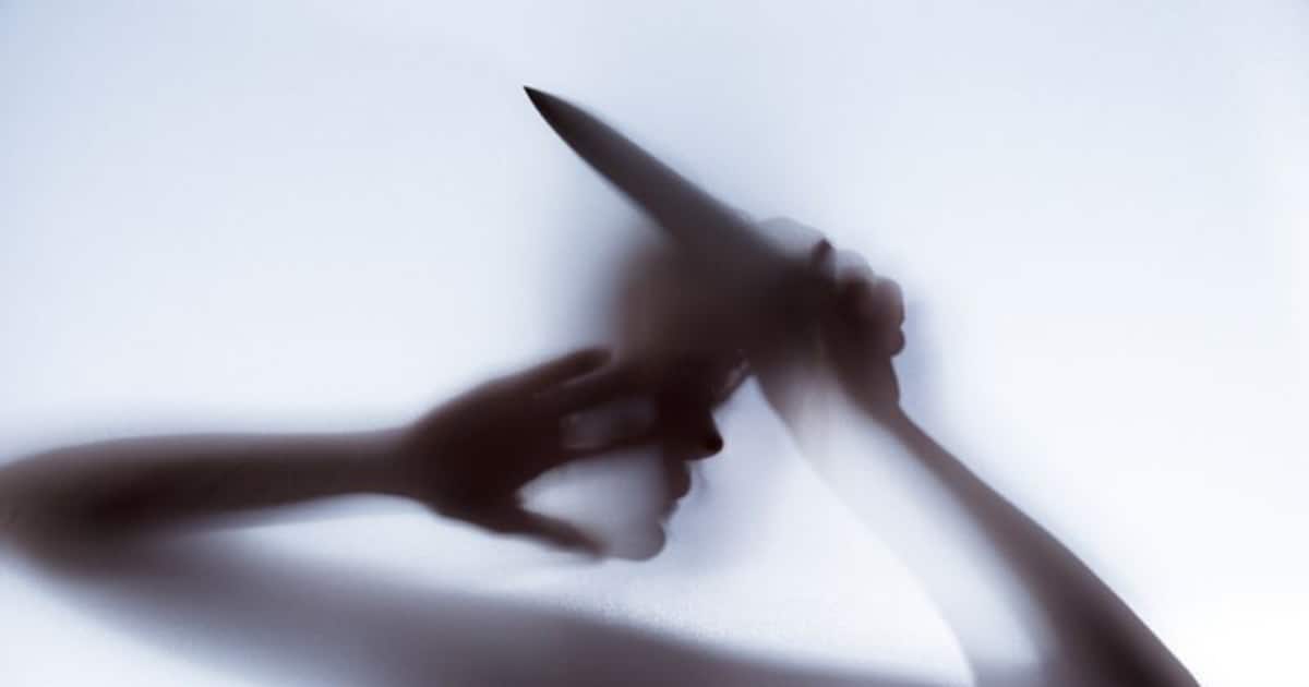 சேலத்தில் முன்விரோதம் காரணமாக பெண் காவலருக்கு சரமாரி கத்தி குத்து