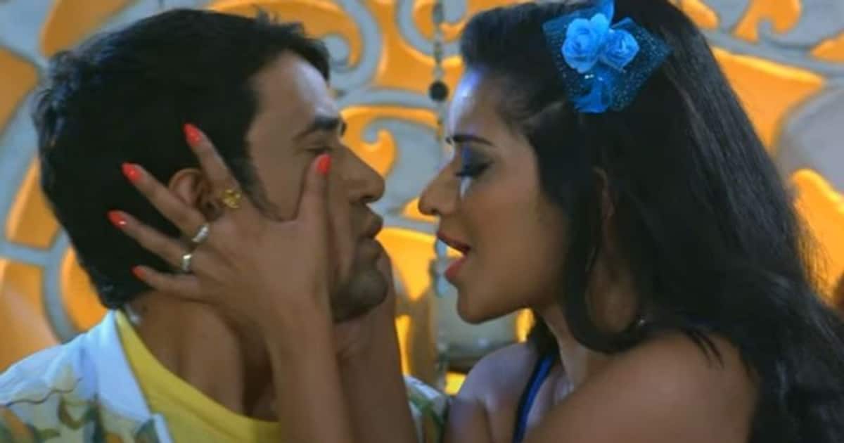 Bhojpuri Sexy Video Monalisa Nirahuas Hot Bedroom Song ‘hili Palang Ke Palai Goes Viral On 