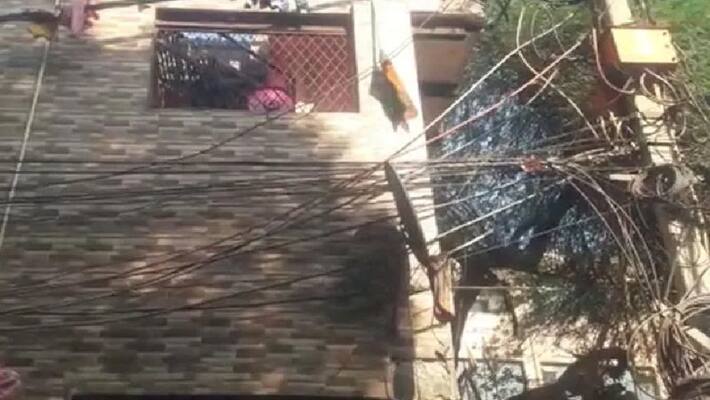 Quarrel with wife delhi man throw 2 year old son from 3 floor building balcony and jumps down akb Quarrel with wife delhi man throw 2 year old son from 3 floor building balcony and jumps down akb