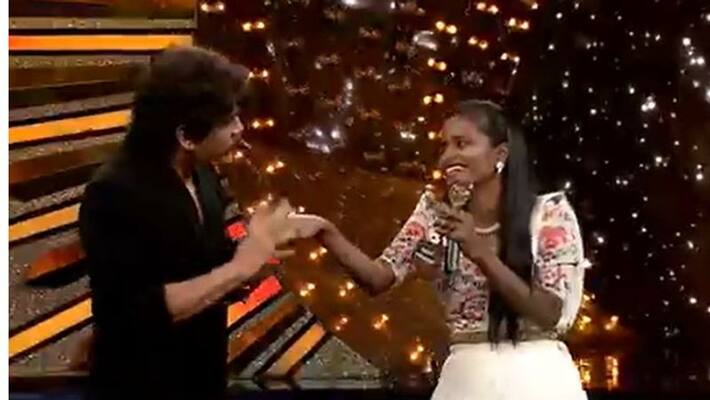 Nagarjuna once again give kiss to Faima Nagarjuna once again give kiss to Faima