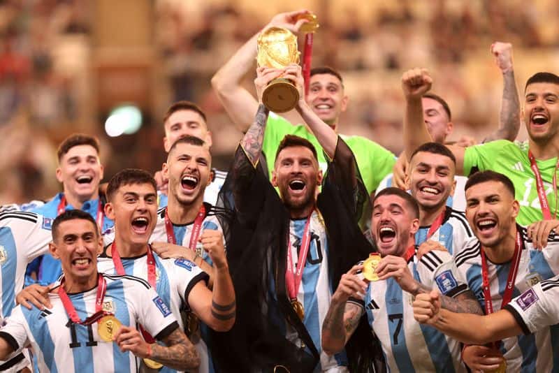football argentina win world cup 2022 Did Emir of Qatar photo-bomb Messi's greatest moment by draping black robe war of words snt