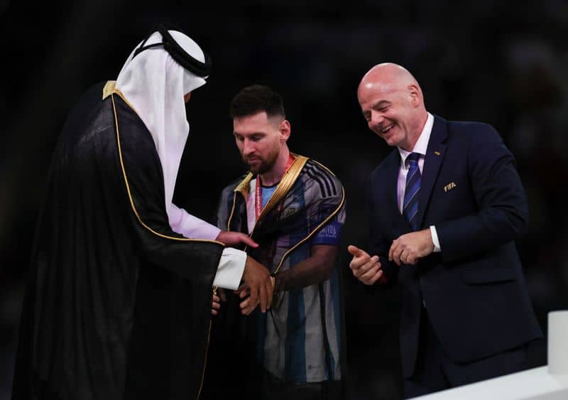 Lionel Messi Wears black robe before lifting the World Cup, What is bisht