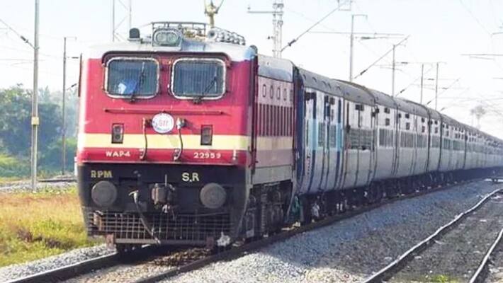 Passengers crushed a young man and pushed him from the train on the pretext of stealing a mobile phone Passengers crushed a young man and pushed him from the train on the pretext of stealing a mobile phone