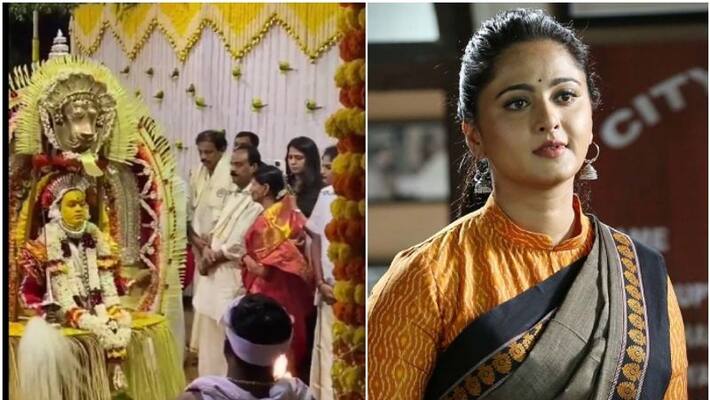 Anushka Shetty Watching Bhoota Kola Ritual In Mangalore With Parents sgk Anushka Shetty Watching Bhoota Kola Ritual In Mangalore With Parents sgk