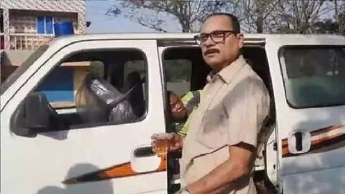 Drunken ambulance driver saying that the patient was shaking with pain.. Viral on social media Drunken ambulance driver saying that the patient was shaking with pain.. Viral on social media