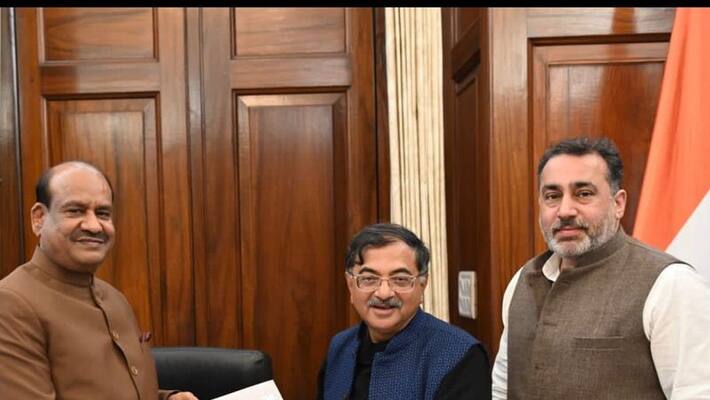 Tarun Vijay presents pictorial book on Dr Syama Prasad Mukherjee to Lok Sabha Speaker gcw Tarun Vijay presents pictorial book on Dr Syama Prasad Mukherjee to Lok Sabha Speaker gcw
