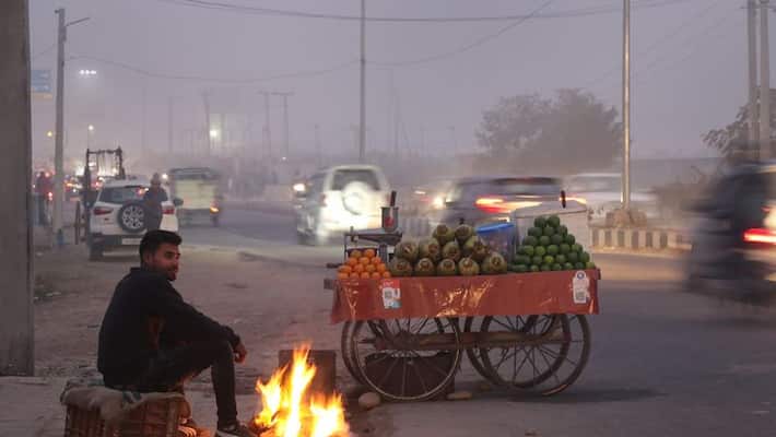 weather update:Temperatures dropped to 1.8 degrees Celsius in Delhi; People shivering due to cold weather update:Temperatures dropped to 1.8 degrees Celsius in Delhi; People shivering due to cold