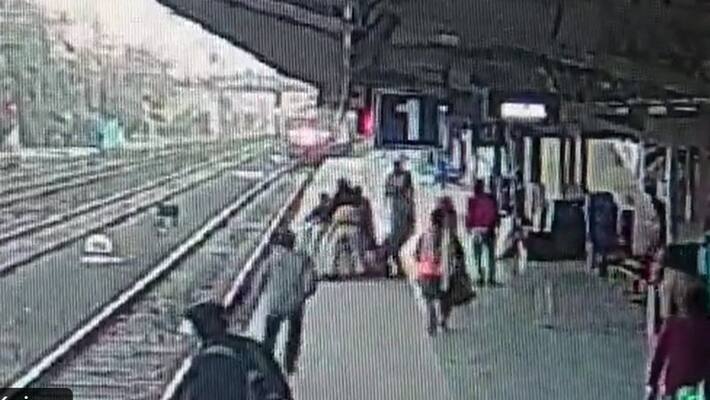 Railway police saved two elderly women in Hoshangabad railway station in Madhya Pradesh watch viral video akb Railway police saved two elderly women in Hoshangabad railway station in Madhya Pradesh watch viral video akb