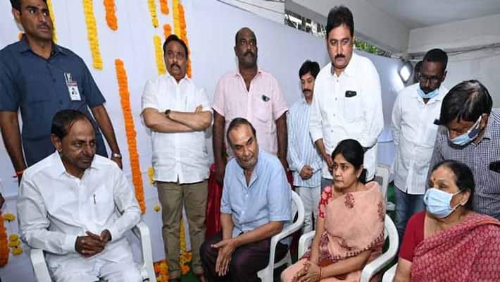 Telangana CM KCR Pays Tribute To Tollywood Actor Kaikala Satyanarayana Telangana CM KCR Pays Tribute To Tollywood Actor Kaikala Satyanarayana