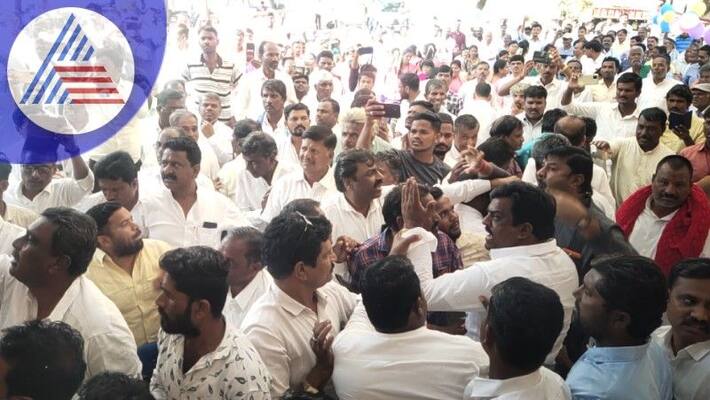 Argument between Congress and BJP leaders at raichur rav Argument between Congress and BJP leaders at raichur rav