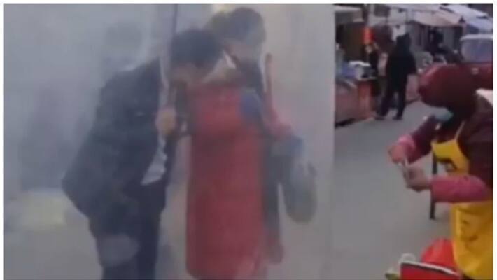 chinese couples mades plastic cover to avoid corvi 19 in a viral video chinese couples mades plastic cover to avoid corvi 19 in a viral video