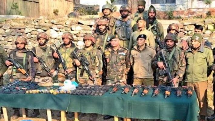 Massive seizure of weapons in Jammu and Kashmir. AKS 74 rifles, Chinese pistols seized Massive seizure of weapons in Jammu and Kashmir. AKS 74 rifles, Chinese pistols seized