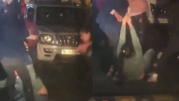 Uttarakhand girls gang beating another girl in public road video goes viral akb Uttarakhand girls gang beating another girl in public road video goes viral akb