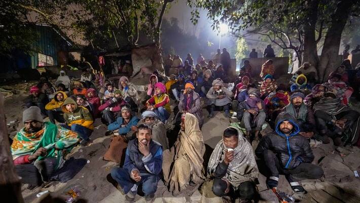 As North India reels under intense cold wave, dense fog envelops Delhi; check details AJR As North India reels under intense cold wave, dense fog envelops Delhi; check details AJR