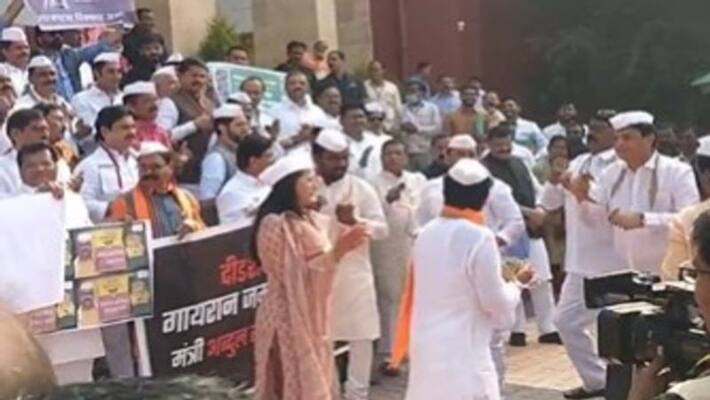 Border dispute.. The opposition protested outside the Maharashtra assembly.. What did they do? Border dispute.. The opposition protested outside the Maharashtra assembly.. What did they do?