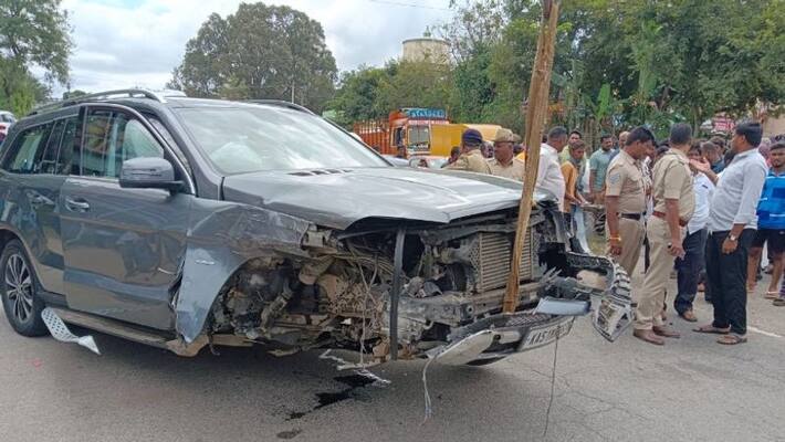 Prime Minister Modi's brother Prahlad Modi, who was involved in a road accident, was shifted to the hospital. Prime Minister Modi's brother Prahlad Modi, who was involved in a road accident, was shifted to the hospital.