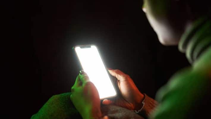 30 year old woman lost her sight due to smartphone vision syndrome and doctors tweet goes viral 30 year old woman lost her sight due to smartphone vision syndrome and doctors tweet goes viral