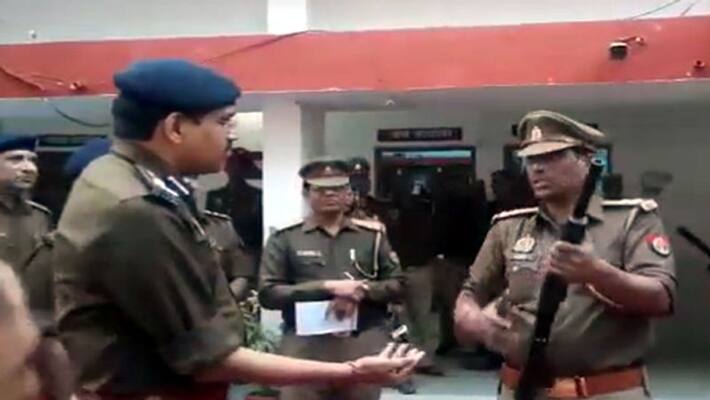 UP policeman who could not load gun during surprise check.. Video viral.. Samajwadi Party criticizes Yogi Sarkar UP policeman who could not load gun during surprise check.. Video viral.. Samajwadi Party criticizes Yogi Sarkar