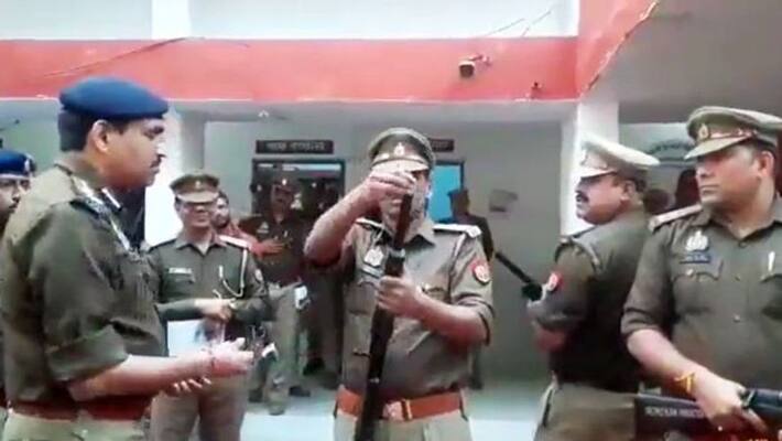 Viral Video: UP Police sub-inspector does not know how to load a gun; inserts bullet from the muzzle Viral Video: UP Police sub-inspector does not know how to load a gun; inserts bullet from the muzzle
