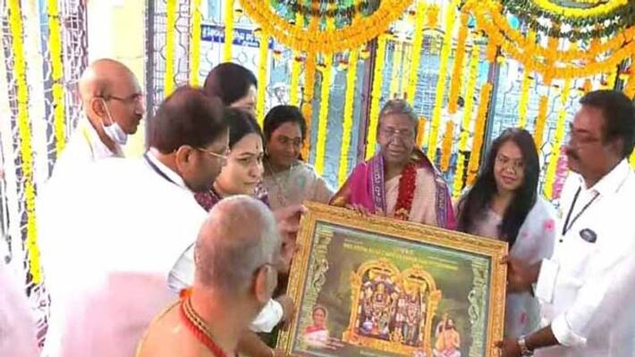 President Draupadi Murmu special prayers at Bhadrachalam temple President Draupadi Murmu special prayers at Bhadrachalam temple