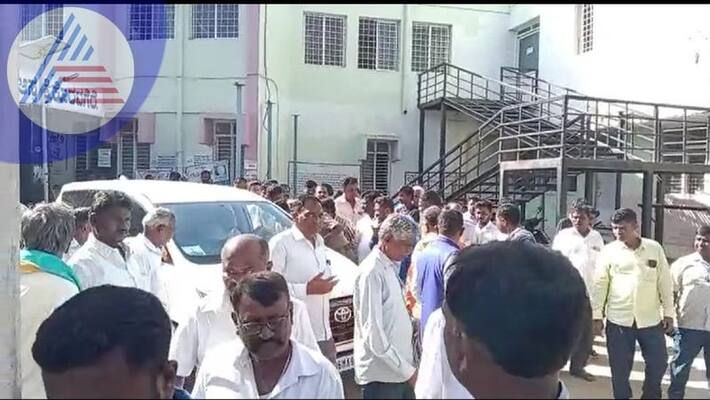 Former Gram Panchayat member dies after collapsing in Congress meeting sat Former Gram Panchayat member dies after collapsing in Congress meeting sat