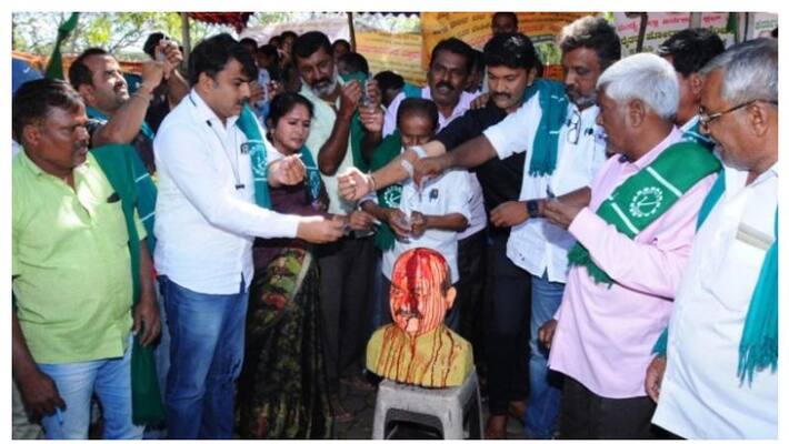 farmers 'offer blood' to CM Bommai's bust farmers 'offer blood' to CM Bommai's bust
