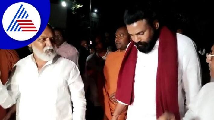 Siddheshwar Swamiji health condition minister sriramulu visit ashram gow Siddheshwar Swamiji health condition minister sriramulu visit ashram gow