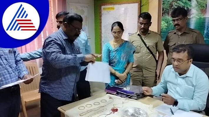 KSRTC bus staff returned the gold jewelry worth 8 lakh found in the sirsi bus gow KSRTC bus staff returned the gold jewelry worth 8 lakh found in the sirsi bus gow