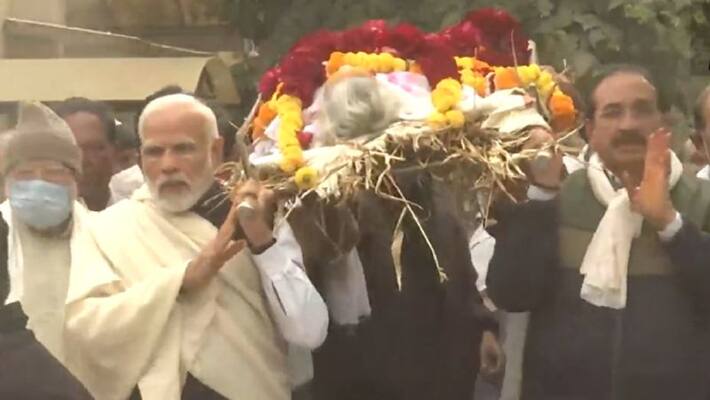 PM Narendra Modi carries the mortal remains of his late mother Heeraben modi PM Narendra Modi carries the mortal remains of his late mother Heeraben modi