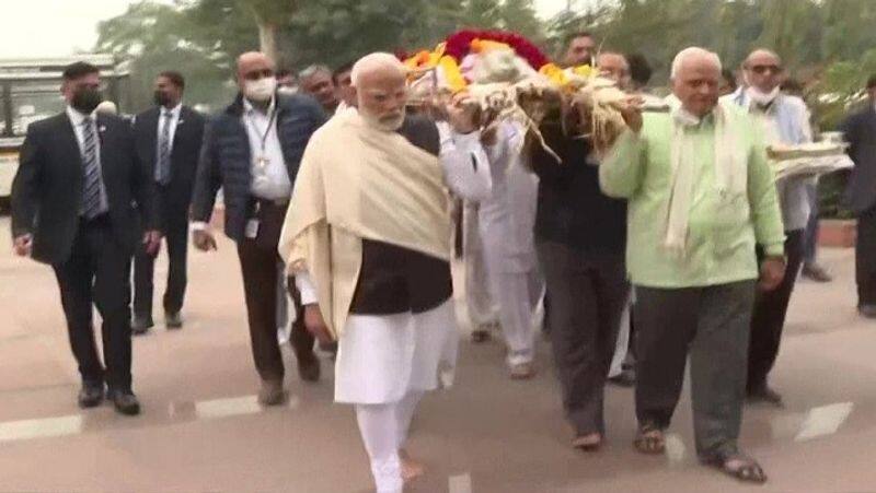 Last rites of Heeraben Modi, mother of PM Modi were performed in Gandhinagar