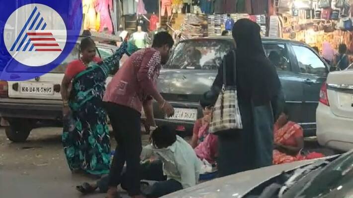 Women who caught a lecher and slapped them Locals too sat Women who caught a lecher and slapped them Locals too sat