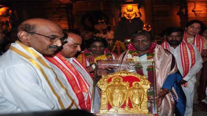 President Draupadi murmu special prayers in Yadadri temple President Draupadi murmu special prayers in Yadadri temple