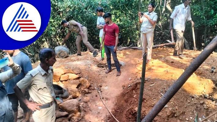 Four Arrested For Illegally Digging The Well In The Forest at Karwar gvd Four Arrested For Illegally Digging The Well In The Forest at Karwar gvd