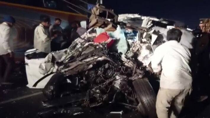 Gujarat : SUV-bus collided in Navsari Nine people died on the spot. Gujarat : SUV-bus collided in Navsari Nine people died on the spot.