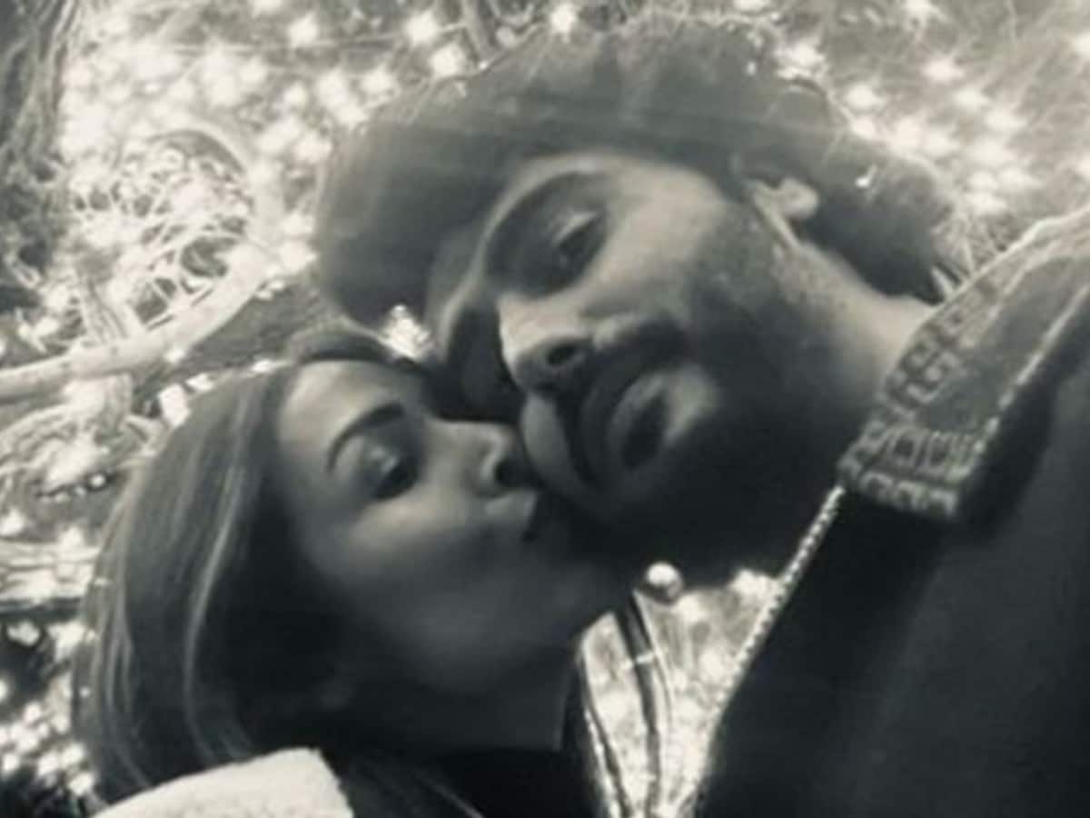 Malaika Arora Ki Hot Porn Video - Malaika Arora, Arjun Kapoor's romantic pic goes viral; actress kisses beau  starts New Year on a positive note