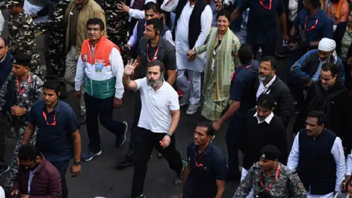 second stage of the Rahul Gandhi's Bharat Jodo Yatra begins in Delhi ; will enter UP by afternoon! 3000 Km Covered second stage of the Rahul Gandhi's Bharat Jodo Yatra begins in Delhi ; will enter UP by afternoon! 3000 Km Covered