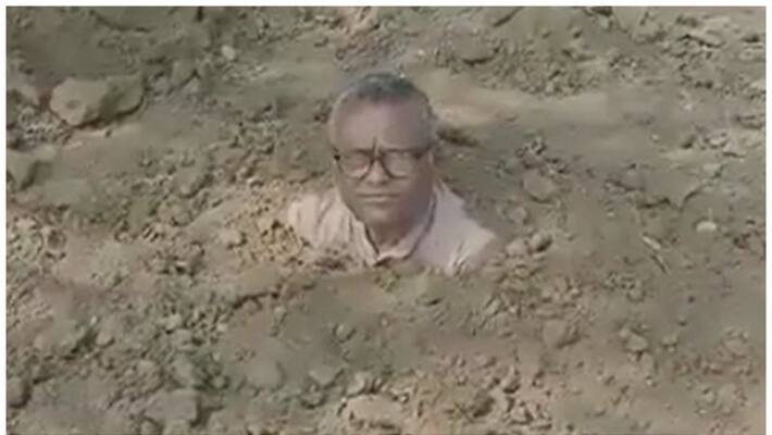 maharashtra farmers unique protest, buries himself in mud demanding land documents maharashtra farmers unique protest, buries himself in mud demanding land documents