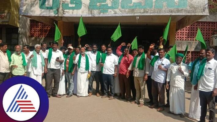 Farmers protest against increase in price of pahani sat Farmers protest against increase in price of pahani sat