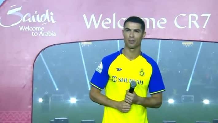 Cristiano Ronaldo receives raptuous welcome from Al Nassr fans as he's unveiled as new signing - Football video - Eurosport