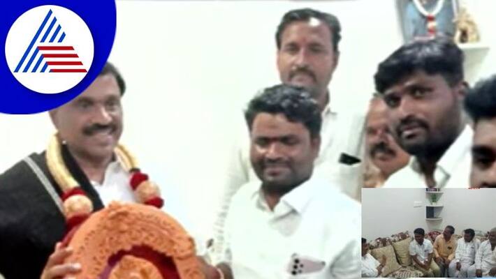 Reddy visits Siddaramaiah supporters leader at gangavati rav Reddy visits Siddaramaiah supporters leader at gangavati rav