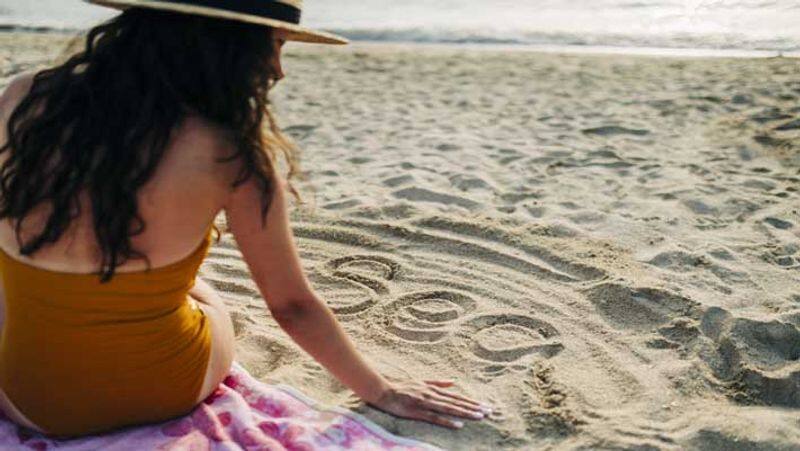 beach sand writing love chinese woman story 1 લગ્ન છે બરબાદી! ભારતની 81% મહિલાઓ રહેવા માંગે છે કુંવારી, આ છે લગ્ન વિશેની વિચારસરણી