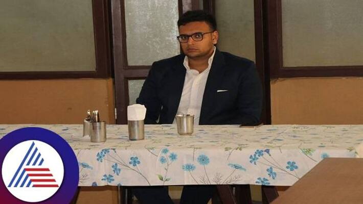 Yaduveer Krishnadatta Chamaraja Wadiyar Had Breakfast at Meenakshi Bhavan in Shivamogga grg Yaduveer Krishnadatta Chamaraja Wadiyar Had Breakfast at Meenakshi Bhavan in Shivamogga grg