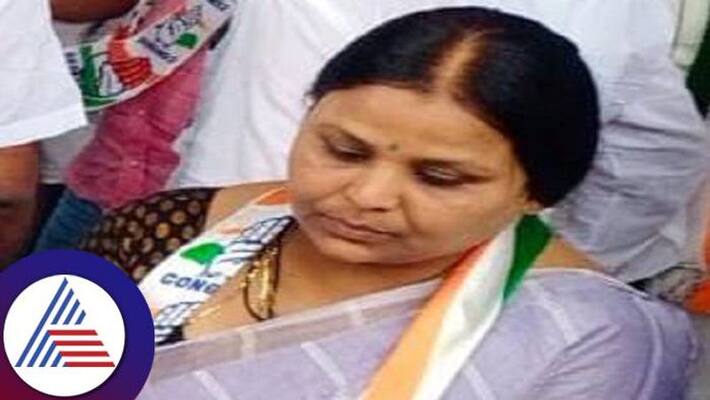 Arrest of Two Including Yogalakshmi due to Uproar Between Two Women Leaders of the Congress grg Arrest of Two Including Yogalakshmi due to Uproar Between Two Women Leaders of the Congress grg
