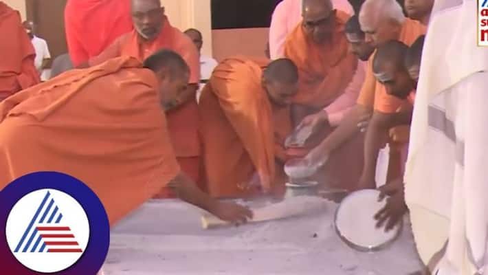 Siddeshwara Swamiji Ashes discharge at Kudalasangam Gokarna on 8th January sat Siddeshwara Swamiji Ashes discharge at Kudalasangam Gokarna on 8th January sat