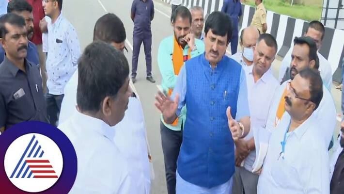 Political enemies like Yogeshwar and DK Suresh handshake Leaders stepped up sat Political enemies like Yogeshwar and DK Suresh handshake Leaders stepped up sat