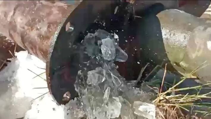 Ice Flows Out of Pipes in Kashmir, Parts of Iconic Dal Lake Freeze Ice Flows Out of Pipes in Kashmir, Parts of Iconic Dal Lake Freeze
