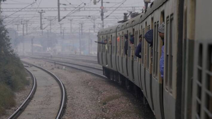 Temperature in Delhi dips to 3 degrees Celsius after 2 years; cold wave to persist today AJR Temperature in Delhi dips to 3 degrees Celsius after 2 years; cold wave to persist today AJR